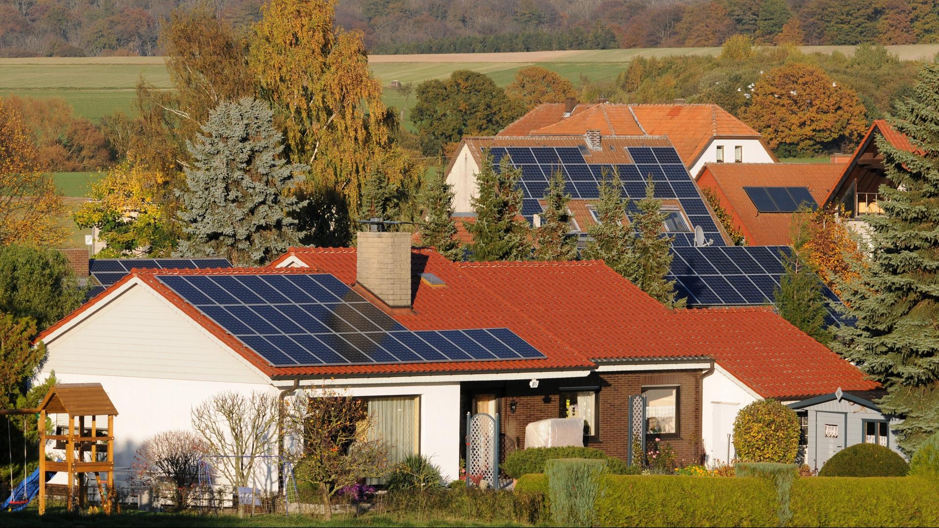 Ein Haus mit Solaranlagen auf dem Dach. Ein Haus mit Solaranlagen auf dem Dach.