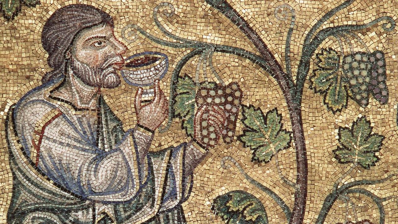 "Das Leben des Noah", Detail eines Mosaiks aus der 'Basilica di san Marco' in Venedig, Italien. Noah trinkt Wein aus einem Kelch und schaut auf einen Weinrebenstock.