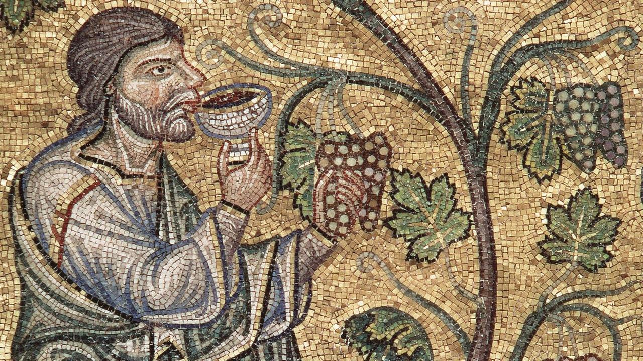 "Das Leben des Noah", Detail eines Mosaiks aus der 'Basilica di san Marco' in Venedig, Italien. Noah trinkt Wein aus einem Kelch und schaut auf einen Weinrebenstock. "Das Leben des Noah", Detail eines Mosaiks aus der 'Basilica di san Marco' in Venedig, Italien. Noah trinkt Wein aus einem Kelch und schaut auf einen Weinrebenstock.