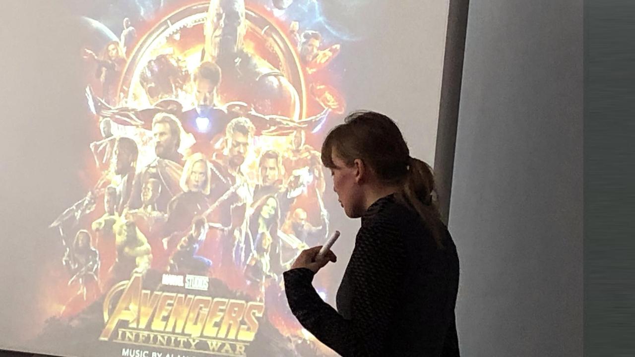 Auf einer Leinwand ist das Filmplakat des Hollywood-Blockbusters „Avengers: Infinity War" Auf einer Leinwand ist das Filmplakat des Hollywood-Blockbusters „Avengers: Infinity War"
