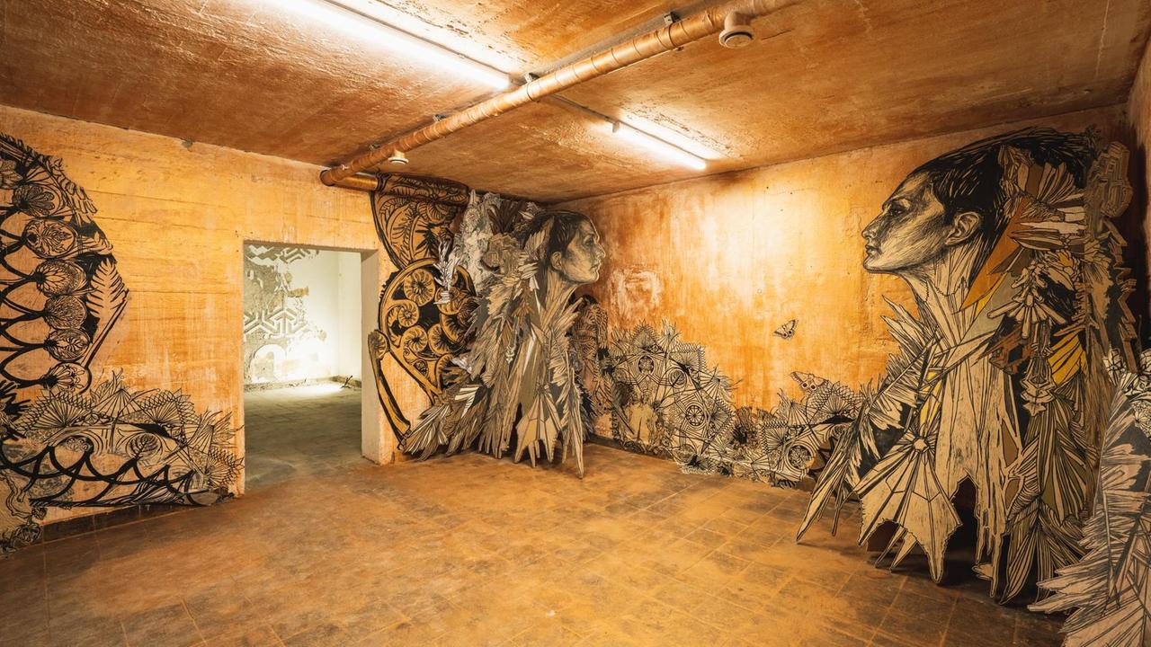 Kunst der US-amerikanischen Street-Art-Künstlerin Swoon im Bunker des Museum of Urban and Contemporary Art in München.