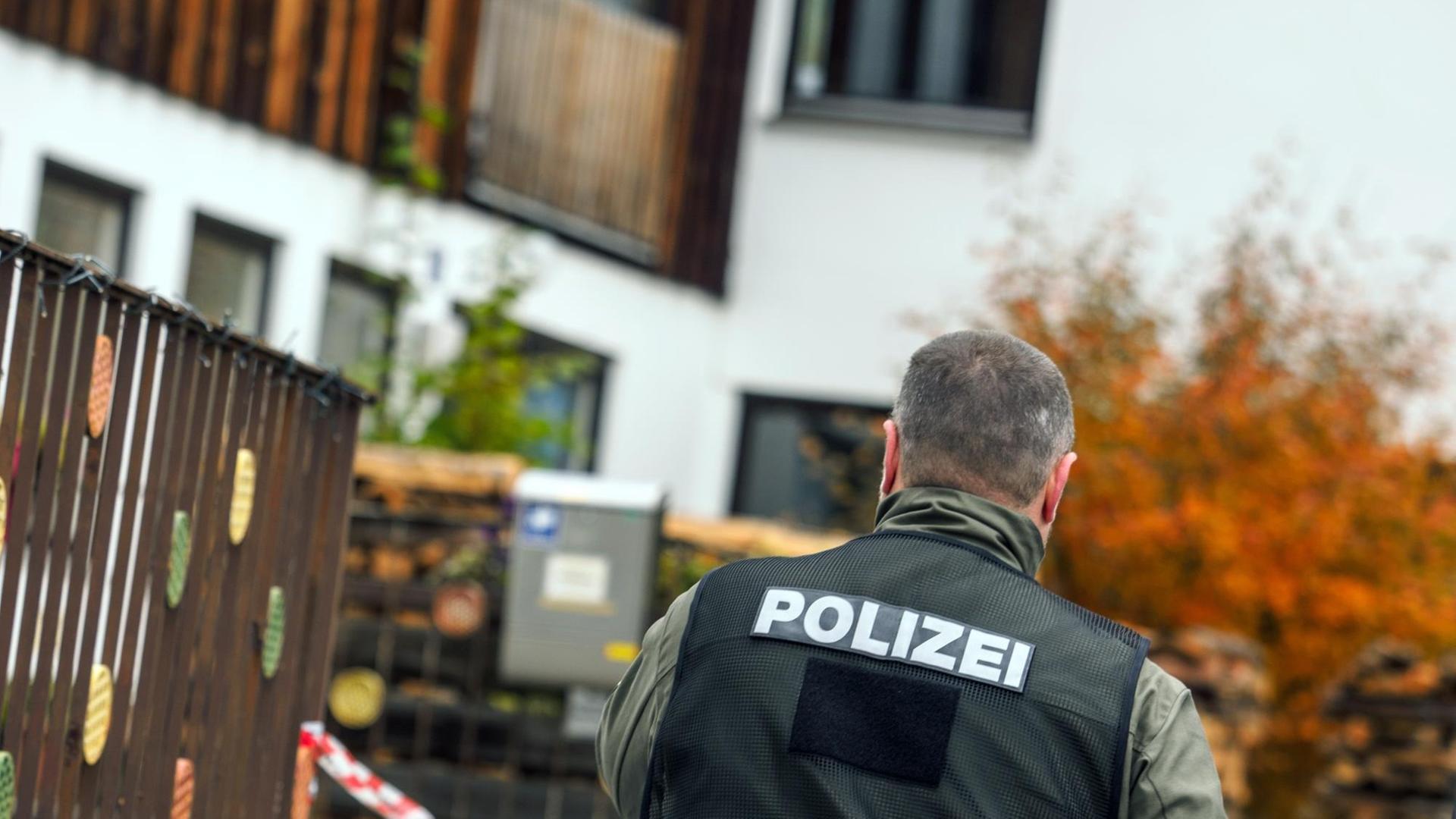 Ein Polizist in Georgensgmünd (Bayern) vor dem Haus, in dem ein 49-jähriger Anhänger der Reichsbürgerbewegung auf Polizisten geschossen hat. Ein Polizist in Georgensgmünd (Bayern) vor dem Haus, in dem ein 49-jähriger Anhänger der Reichsbürgerbewegung auf Polizisten geschossen hat.