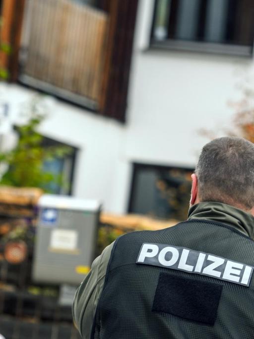Ein Polizist in Georgensgmünd (Bayern) vor dem Haus, in dem ein 49-jähriger Anhänger der Reichsbürgerbewegung auf Polizisten geschossen hat.