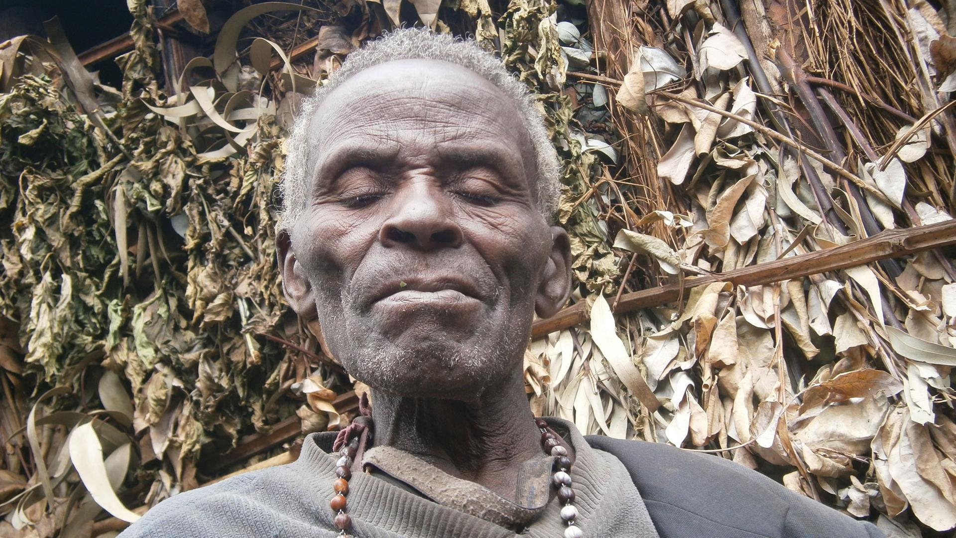 Kanyoni Ladislas - ein 108-jähriger Jäger aus Ruanda Kanyoni Ladislas - ein 108-jähriger Jäger aus Ruanda