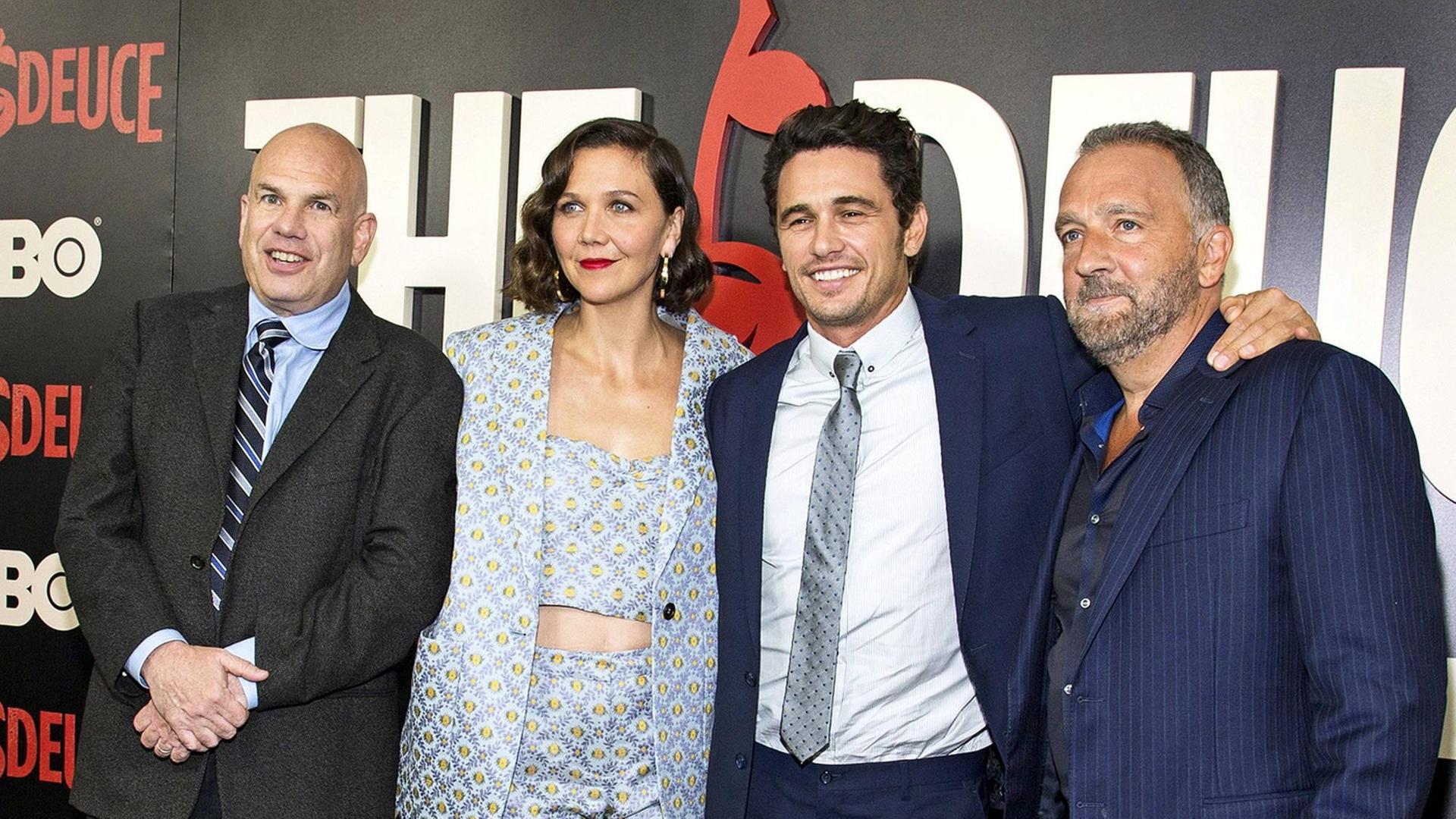 Maggie Gyllenhaal mit David Simon, James Franco und George Pelecanos bei einer Premiere 2017