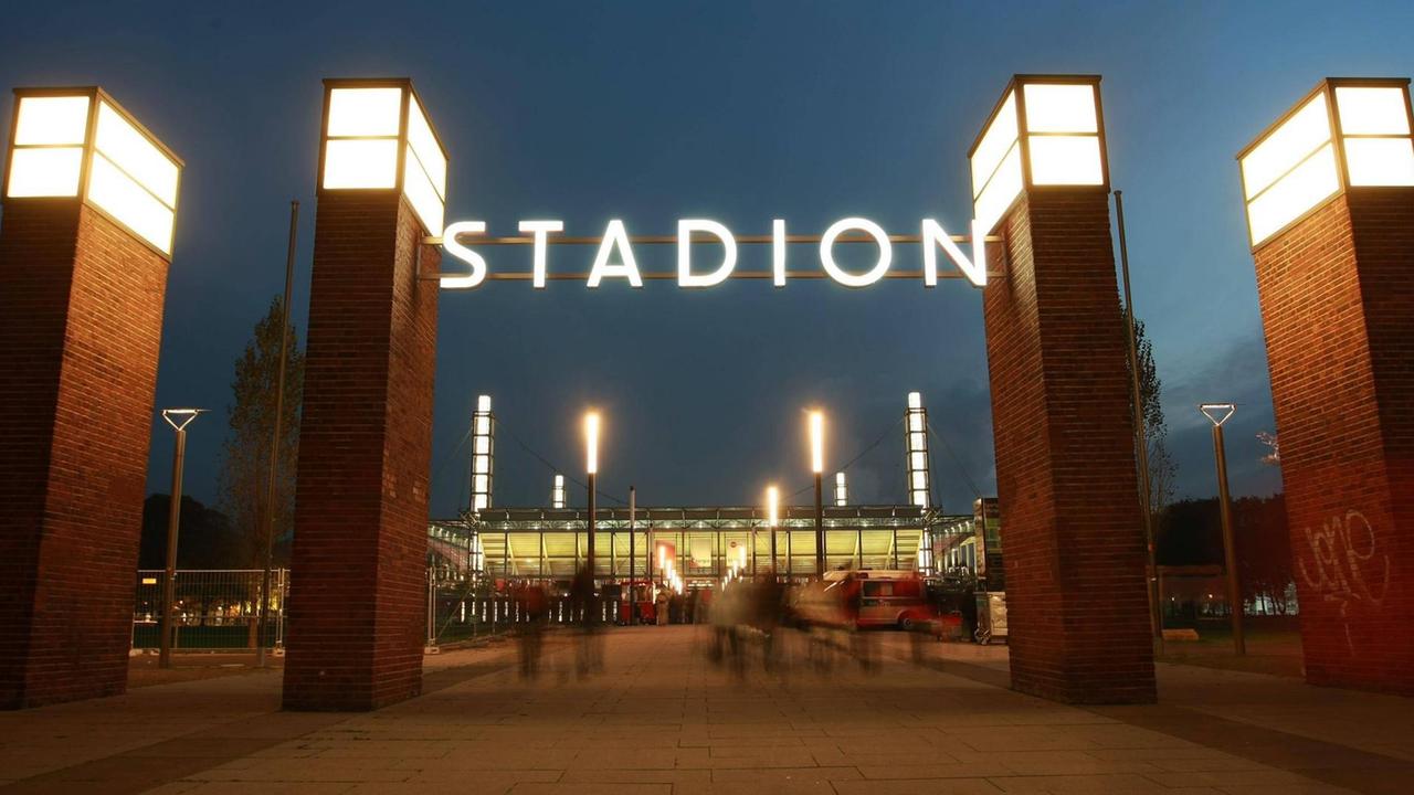 Das Kölner Rhein-Energie-Stadion bei Nacht.