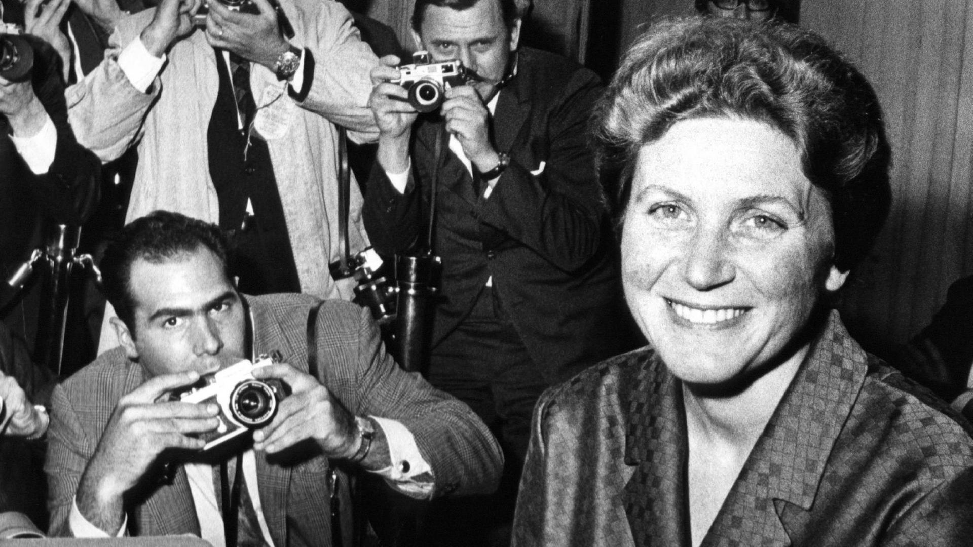 Stalins Tochter Swetlana Allilujewa nach ihrer Flucht in die USA am Flughafen von New York Stalins Tochter Swetlana Allilujewa nach ihrer Flucht in die USA am Flughafen von New York