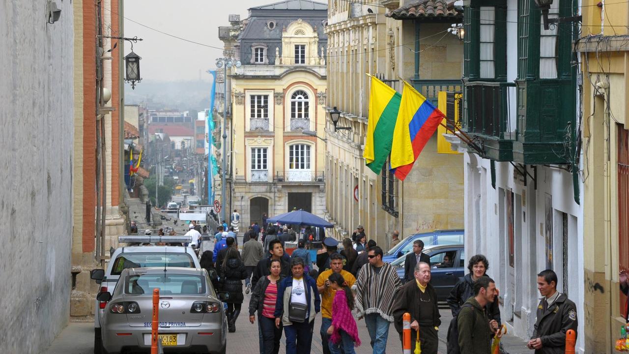 Blick in eine Straße im Zentrum von Bogota. Blick in eine Straße im Zentrum von Bogota.