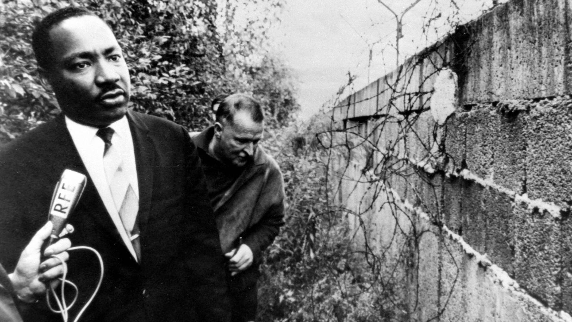 Martin Luther King besucht am 13. September 1964 die Berliner Mauer