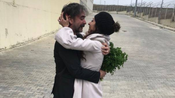 Deniz Yücel umarmt nach seiner Freilassung aus dem türkischen Gefängnis seine Ehefrau Dilek Mayatürk Yücel.
