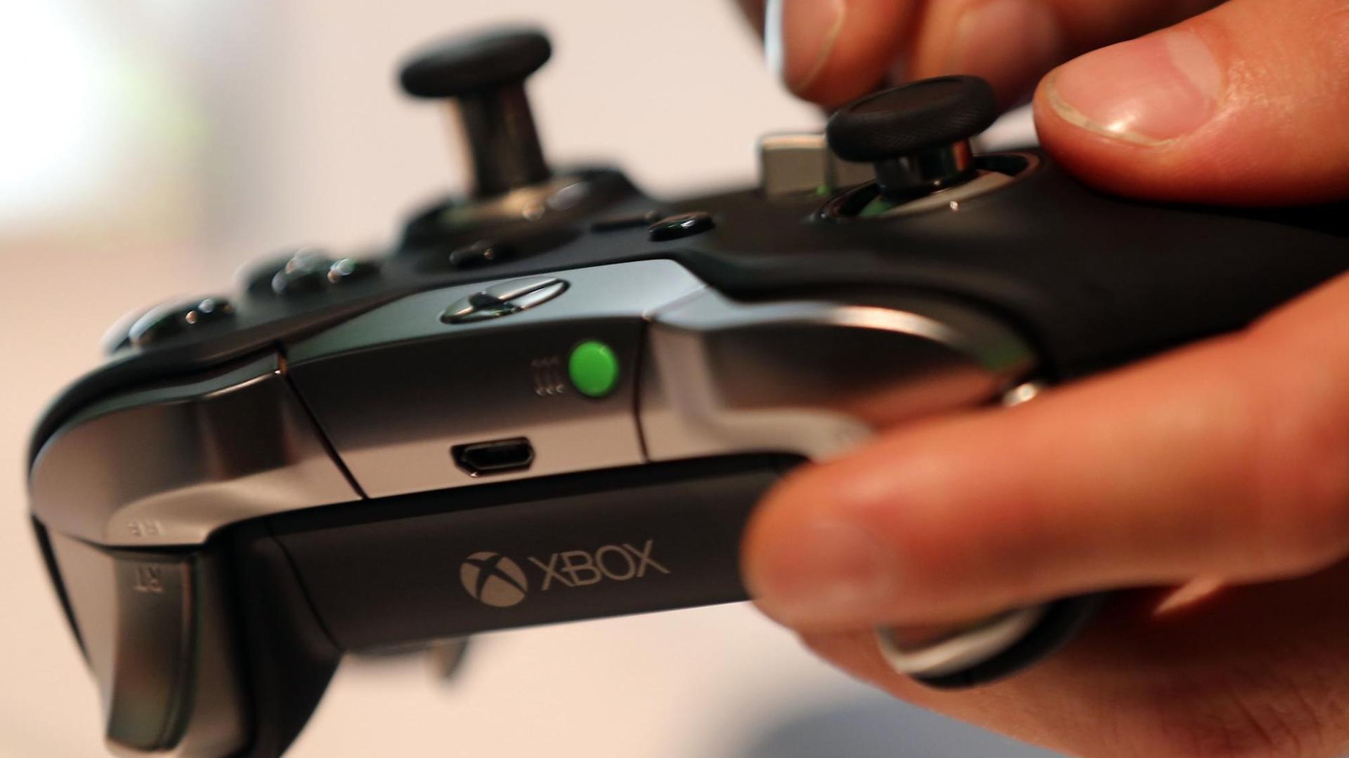 Besucher der Gamescom testen in Köln die Spielkonsole Microsoft xbox elite. Besucher der Gamescom testen in Köln die Spielkonsole Microsoft xbox elite.