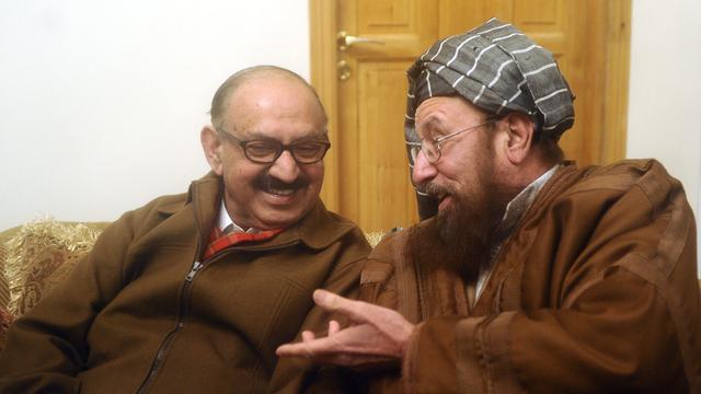 Der pakistanische Regierungsvertreter Irfan Siddiqui im Gespräch mit dem Vertreter der Taliban, Sami-ul-Haq (von links)