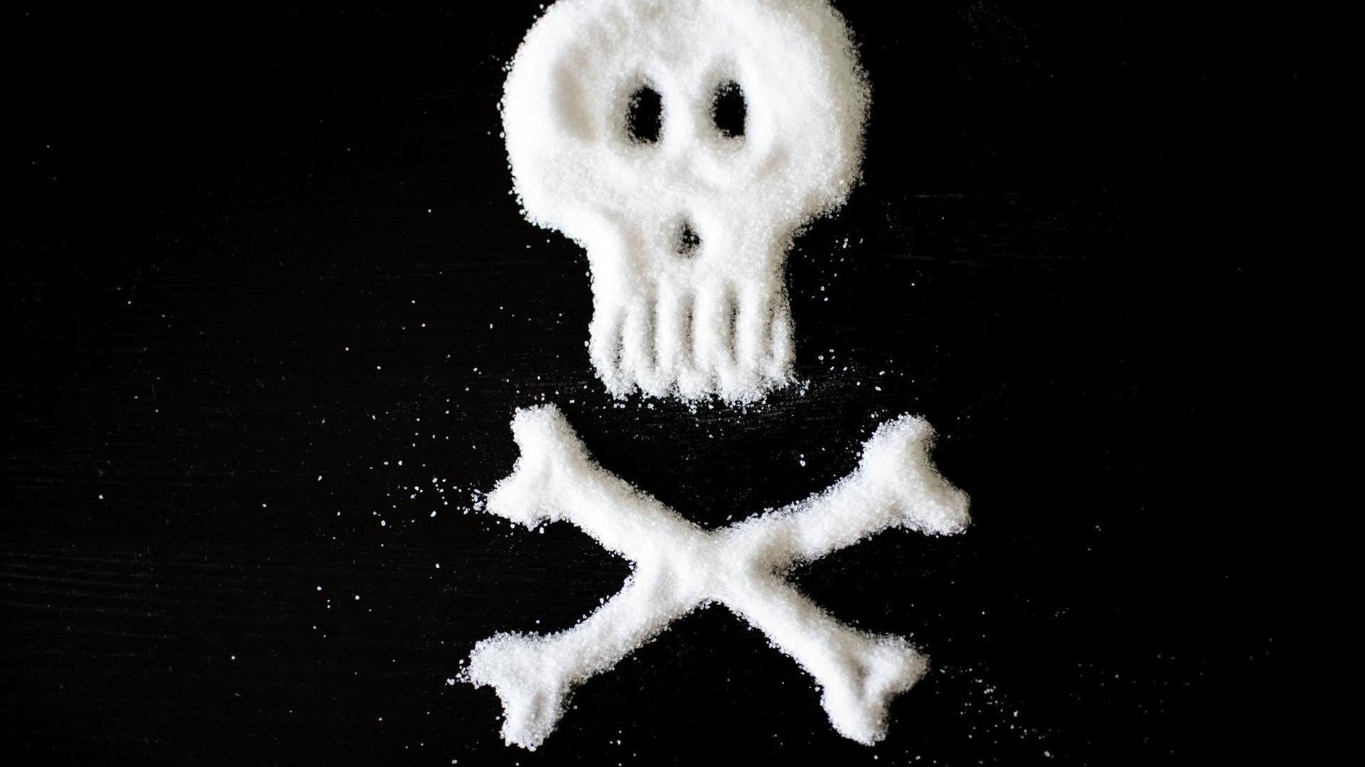Ein Skelettschädel aus Zucker auf schwarzem Untergrund. (Symbolbild) Ein Skelettschädel aus Zucker auf schwarzem Untergrund. (Symbolbild)