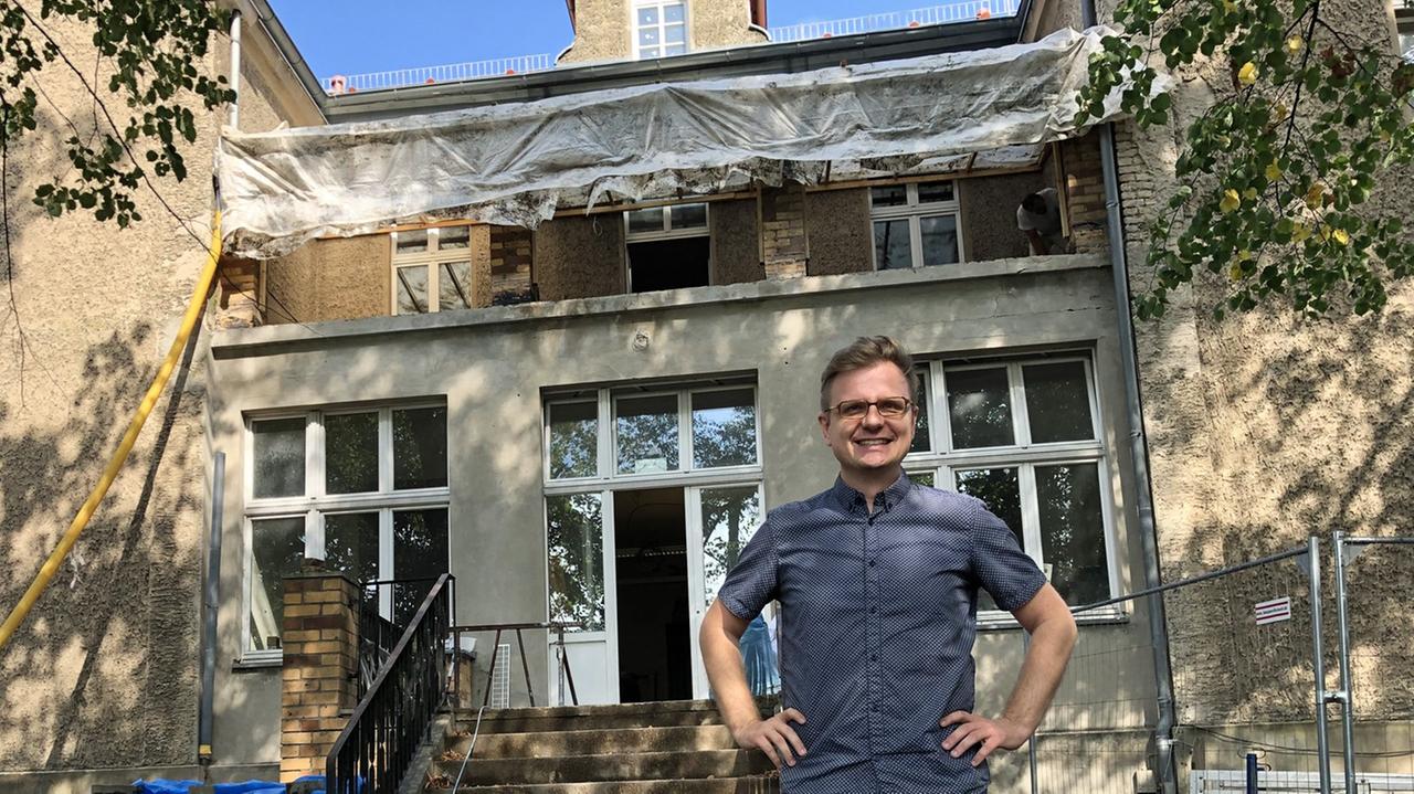Andreas Bräuer steht vor einer alten Villa, die gerade noch saniert wird. Andreas Bräuer steht vor einer alten Villa, die gerade noch saniert wird.