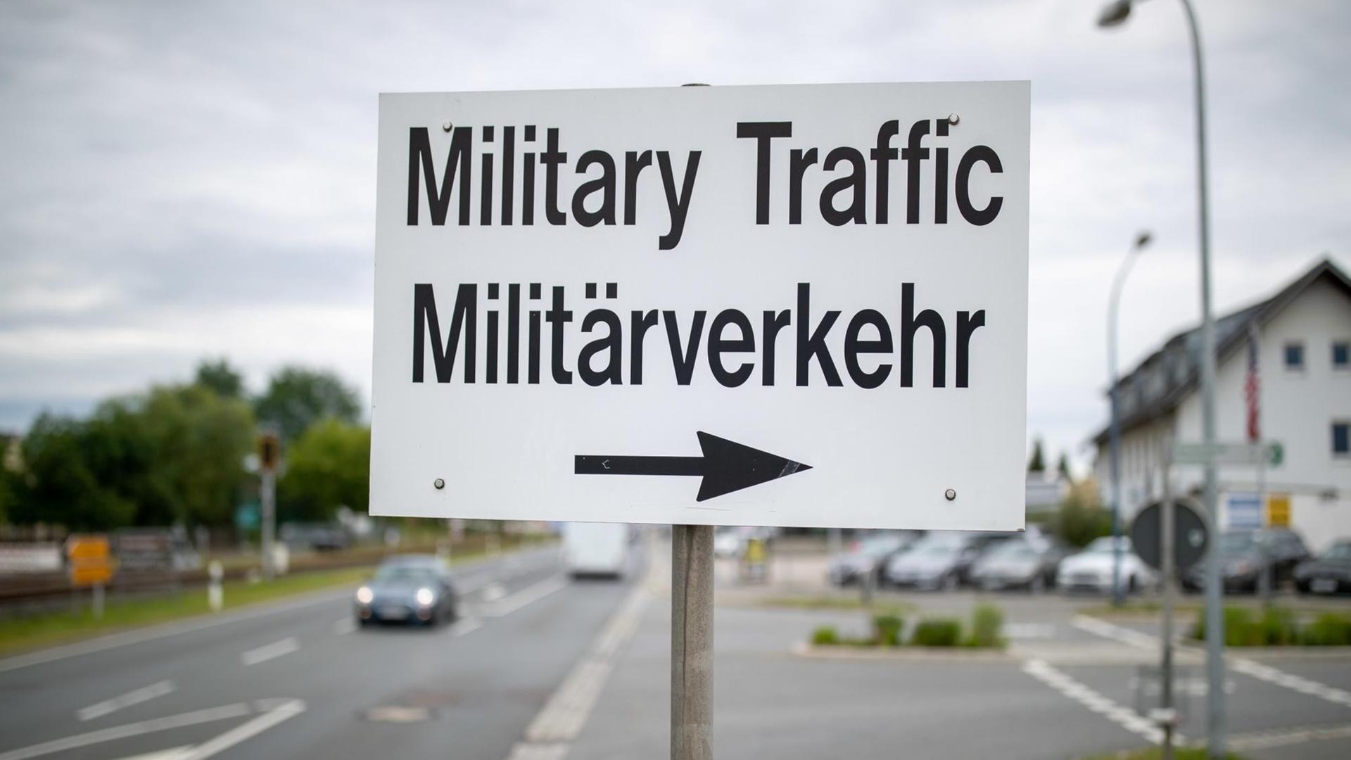 "Military Traffic - Militärverkehr" steht auf einem Schild neben einem Eingang zum Truppenübungsplatz der US-Army im Bayrischen Grafenwöhr.