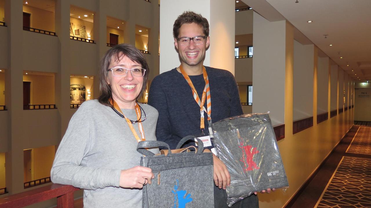 Die Deutschlandradio-Kultur-Filmexperten Susanne Burg und Patrick Wellinski mit den aktuellen Berlinale-Taschen. Die Deutschlandradio-Kultur-Filmexperten Susanne Burg und Patrick Wellinski mit den aktuellen Berlinale-Taschen.
