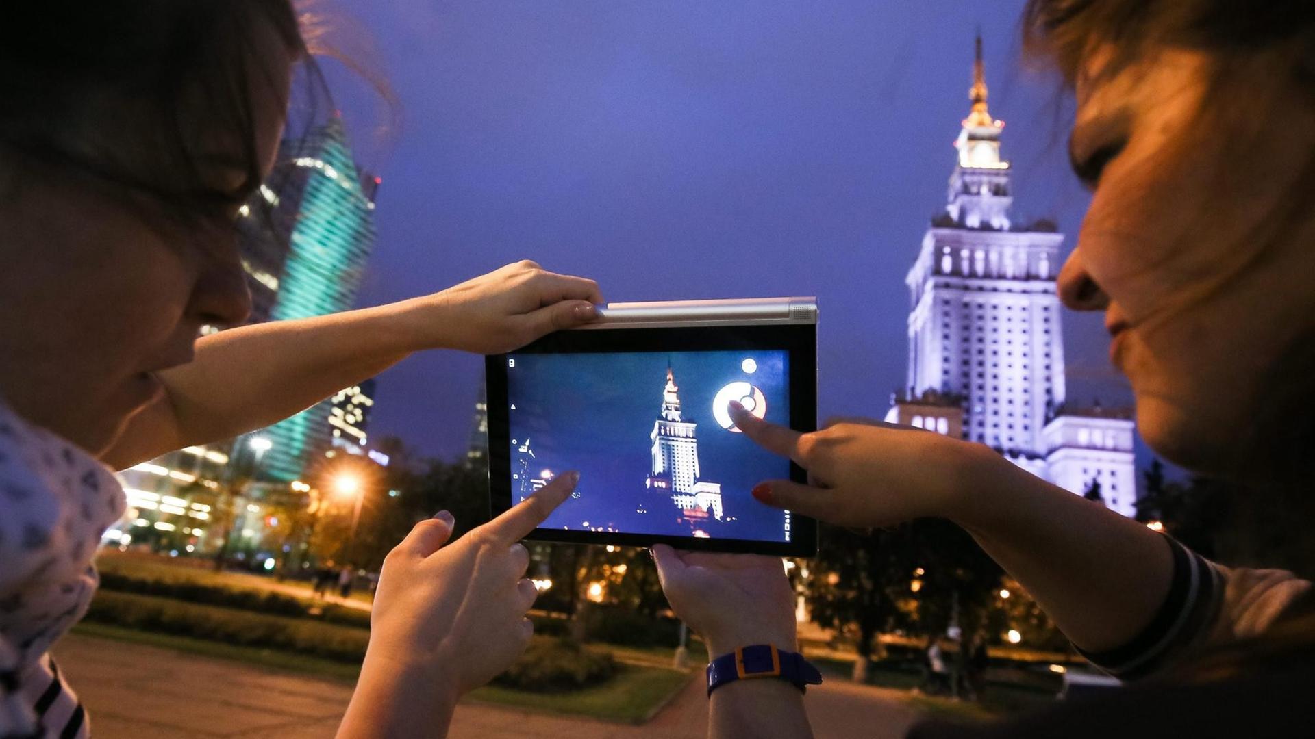 Spieler von Pokemon Go im Juli vor dem Wissenschafts- und Kulturpalast in Warschau epa05424977 A close-up view of a gamer playing the Pokemon Go app next to the Palace of Science and Culture in Warsaw, Poland, 14 July 2016. The japanese Nintendo mobile game that uses the GPS to locate the smartphone's location, has gained a huge popularity among smartphone users and added to the value of Nintendo that partly owns the franchise enterprise that makes Pokemon. EPA/PAWEL SUPERNAK POLAND OUT | Spieler von Pokemon Go im Juli vor dem Wissenschafts- und Kulturpalast in Warschau epa05424977 A close-up view of a gamer playing the Pokemon Go app next to the Palace of Science and Culture in Warsaw, Poland, 14 July 2016. The japanese Nintendo mobile game that uses the GPS to locate the smartphone's location, has gained a huge popularity among smartphone users and added to the value of Nintendo that partly owns the franchise enterprise that makes Pokemon. EPA/PAWEL SUPERNAK POLAND OUT |