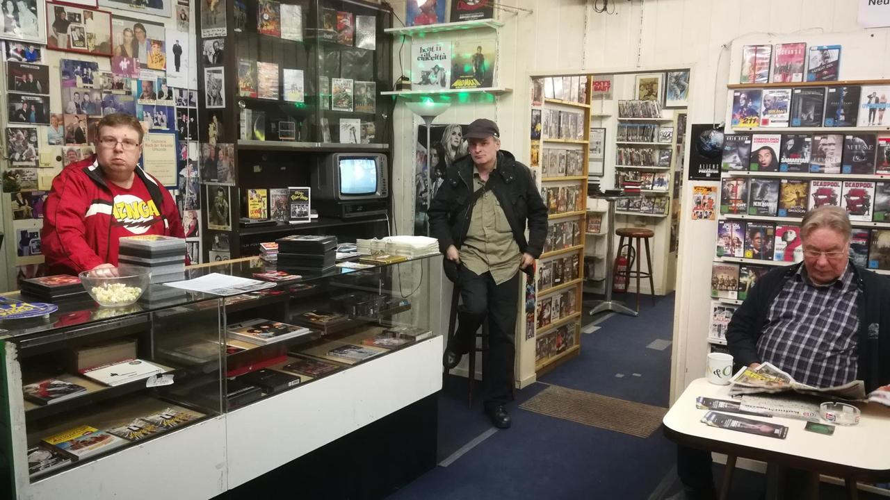 Drei Männer in einer Videothek Drei Männer in einer Videothek