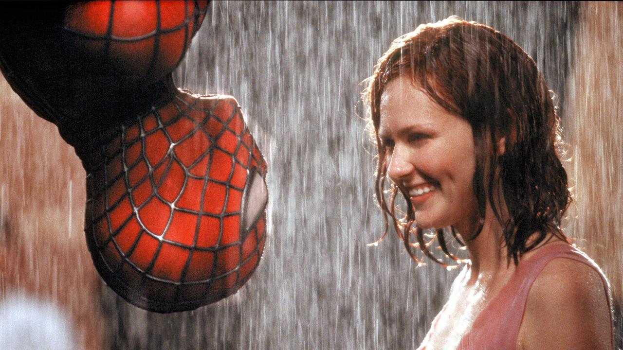 Spider-Man (Tobey Maguire) 'hängt' kopfüber seiner Jugendliebe Mary Jane Watson (Kirsten Dunst) gegenüber Spider-Man (Tobey Maguire) 'hängt' kopfüber seiner Jugendliebe Mary Jane Watson (Kirsten Dunst) gegenüber