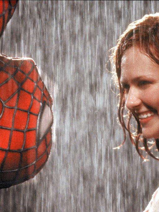Spider-Man (Tobey Maguire) 'hängt' kopfüber seiner Jugendliebe Mary Jane Watson (Kirsten Dunst) gegenüber