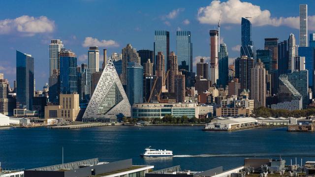 Die Skyline von Manhattan mit Tetraeder-Architektur von Bjarke Ingels, der mit "Big Time" ein Filmporträt bekommen hat