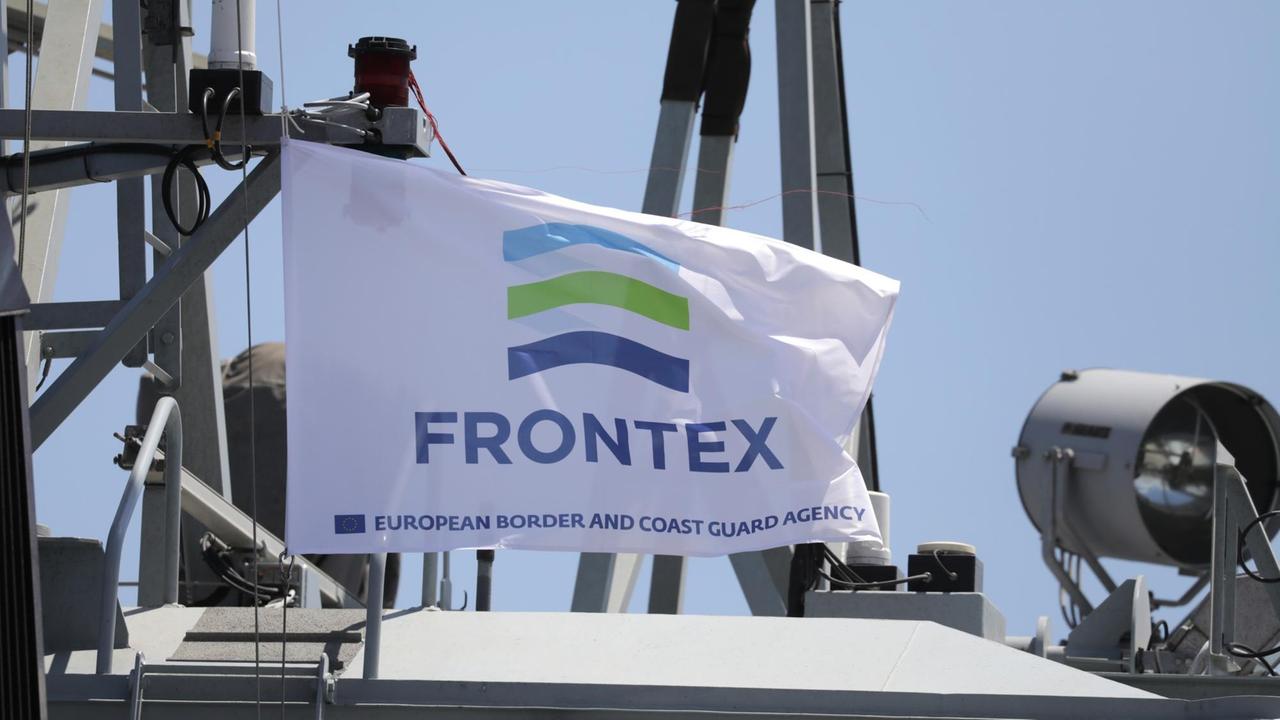 Die Fahne der Europäischen Agentur für die Grenz- und Küstenwache Frontex Die Fahne der Europäischen Agentur für die Grenz- und Küstenwache Frontex