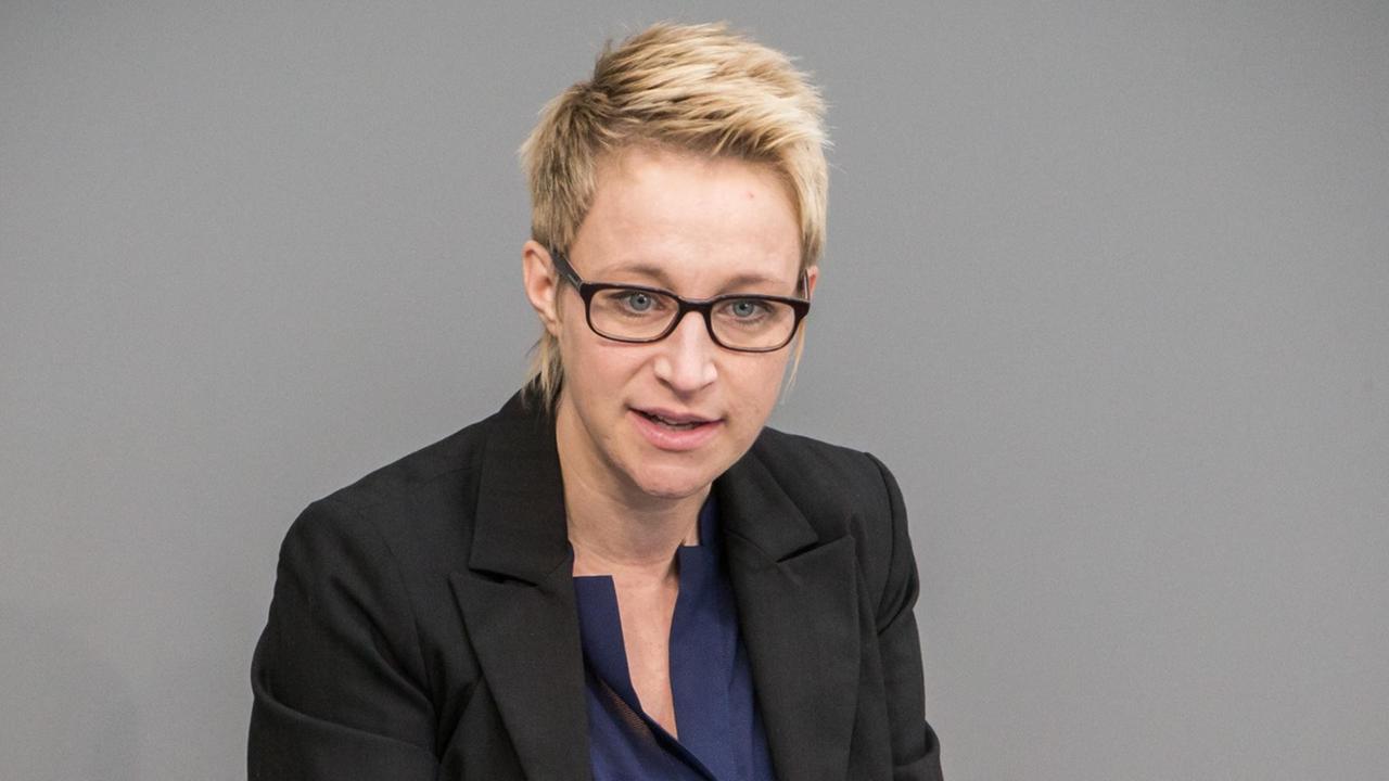 Die stellvertretende Vorsitzende der Unionsfraktion im Bundestag, Nadine Schön, spricht im Parlament hinter einem Rednerpult. Die stellvertretende Vorsitzende der Unionsfraktion im Bundestag, Nadine Schön, spricht im Parlament hinter einem Rednerpult.