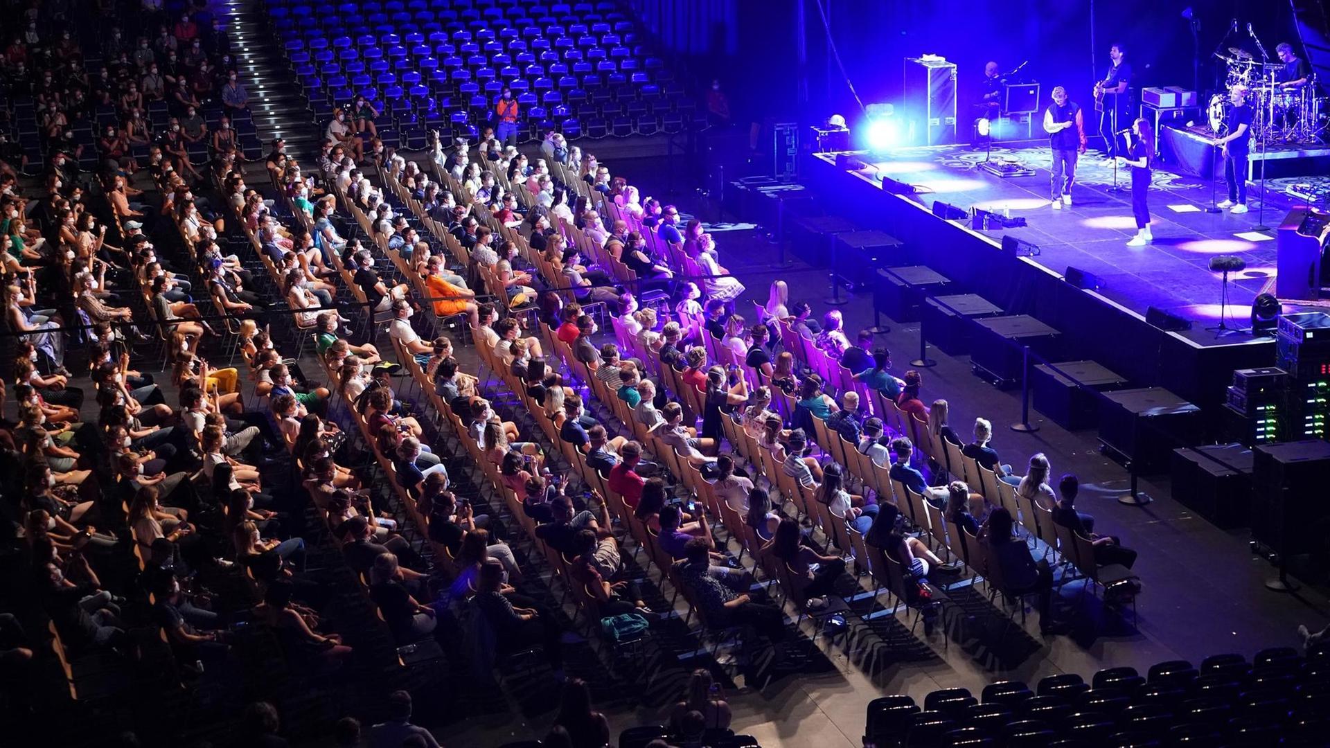Der Popsänger Tim Bendzko tritt im Rahmen des Forschungsprojekts Restart-19 der Universitätsmedizin Halle auf. Leipzig, 22. August 2020. Der Popsänger Tim Bendzko tritt im Rahmen des Forschungsprojekts Restart-19 der Universitätsmedizin Halle auf. Leipzig, 22. August 2020.
