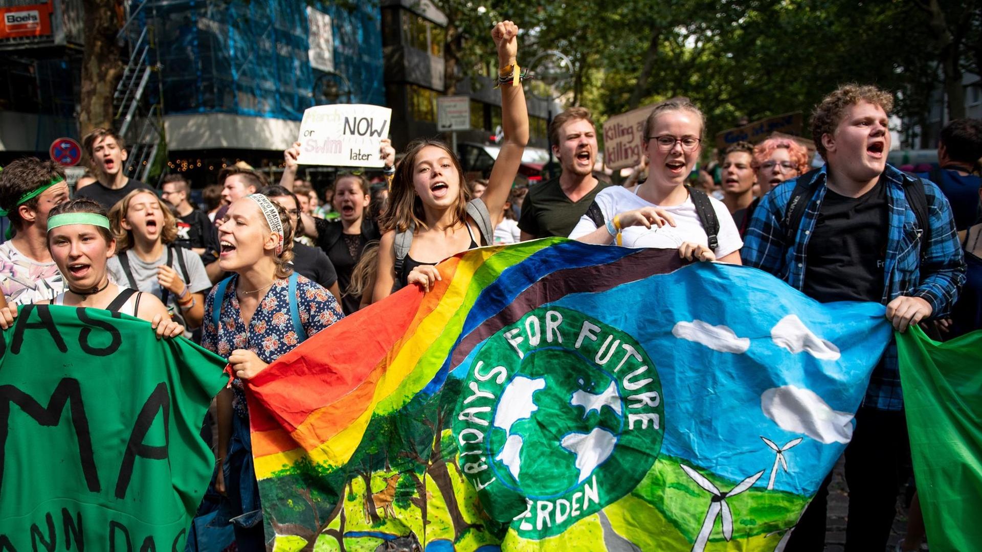 02.08.2019, Nordrhein-Westfalen, Dortmund: Demonstranten der Bewegung Fridays for Future protestieren in der Innenstadt. 02.08.2019, Nordrhein-Westfalen, Dortmund: Demonstranten der Bewegung Fridays for Future protestieren in der Innenstadt.