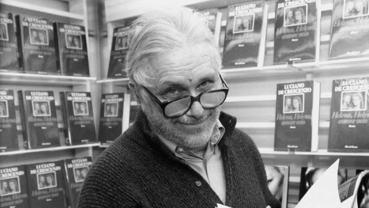 Der italienische Schriftsteller Luciano de Crescenzo ("Also sprach Bellavista") signiert am 10. Oktober 1991 auf der Internationalen Buchmesse in Frankfurt am Main ein Exemplar seines Romans "Helena, Helena - amore mio". | Verwendung weltweit Der italienische Schriftsteller Luciano de Crescenzo ("Also sprach Bellavista") signiert am 10. Oktober 1991 auf der Internationalen Buchmesse in Frankfurt am Main ein Exemplar seines Romans "Helena, Helena - amore mio". | Verwendung weltweit