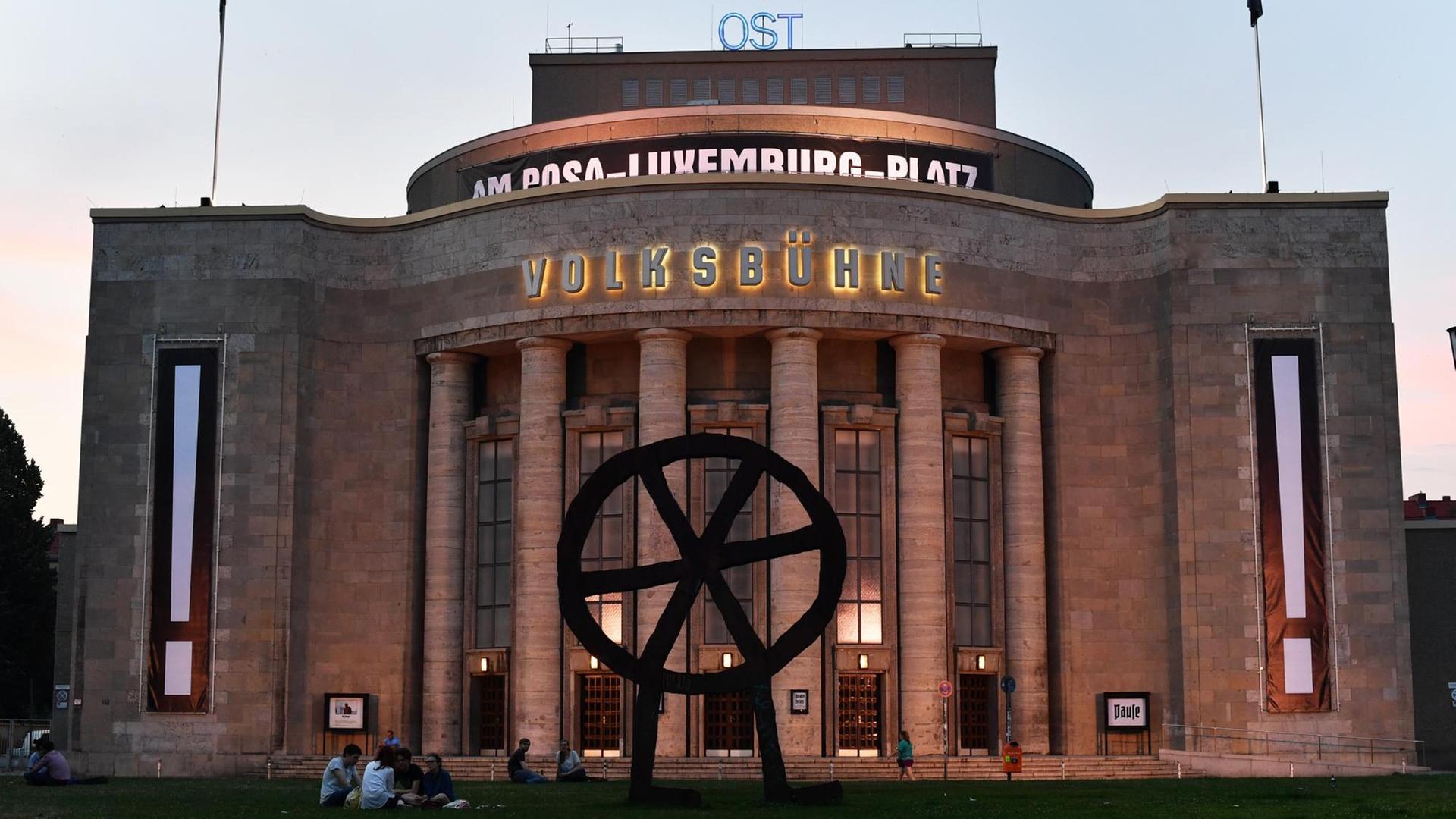 Die beleuchtete Fassade der Volksbühne, fotografiert am 21.07.2016 in Berlin am Abend. Die beleuchtete Fassade der Volksbühne, fotografiert am 21.07.2016 in Berlin am Abend.
