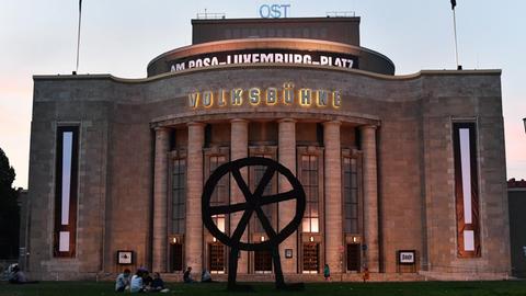 Die beleuchtete Fassade der Volksbühne, fotografiert am 21.07.2016 in Berlin am Abend.