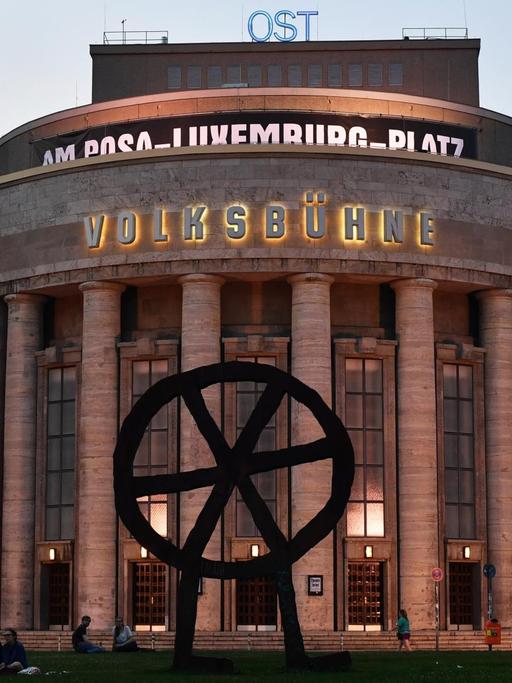 Die beleuchtete Fassade der Volksbühne, fotografiert am 21.07.2016 in Berlin am Abend.