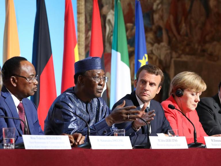 Nach dem Migrationsgipfel in Paris mit der EU-Außenbeauftraten Mogherini, dem Präsidenten von Niger, Issoufou, dem Präsidenten des Tschad, Deby, dem französischen Staatschef Macron, Bundeskanzlerin Merkel und dem spanischen Ministerpräsidenten Rajoy.
