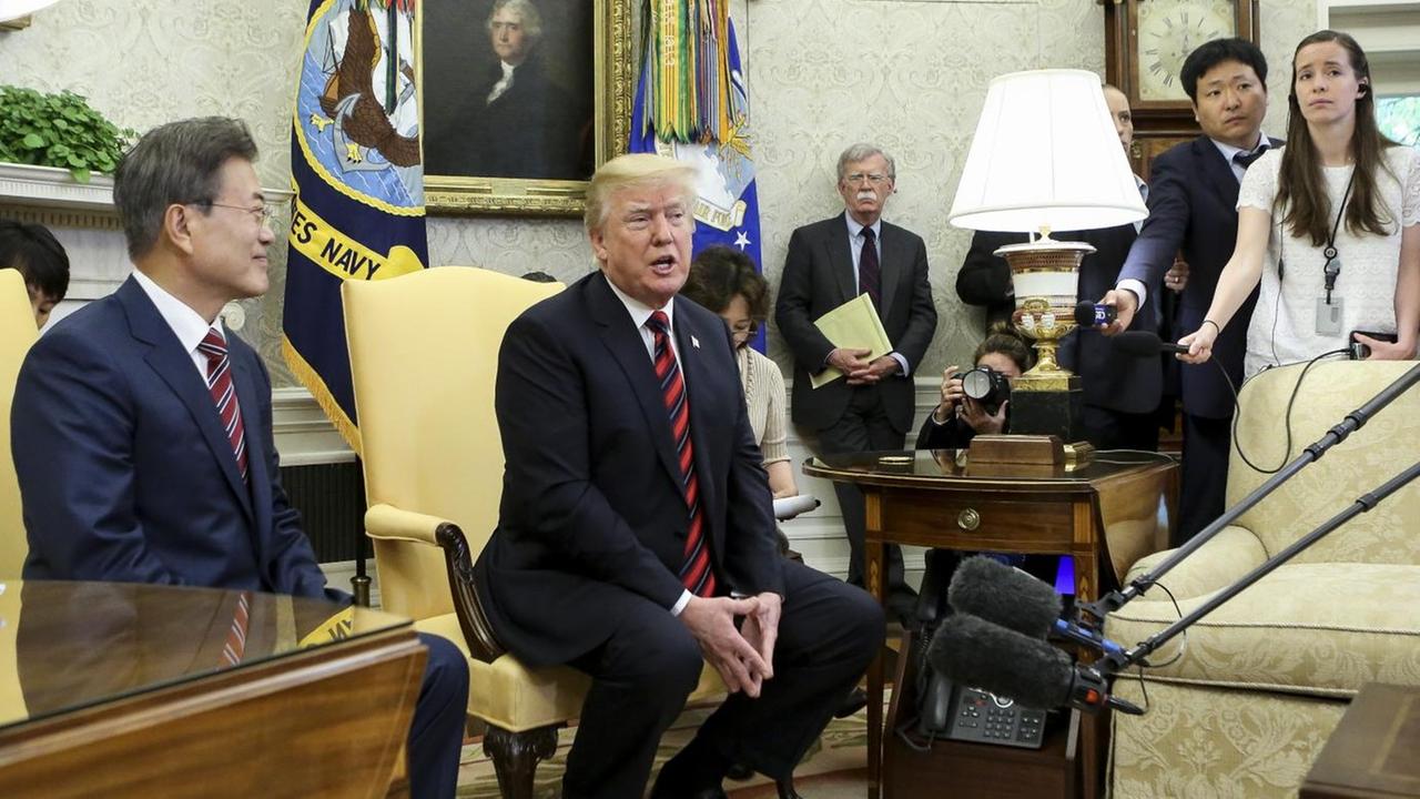 United States President Donald J. Trump speaks as South Korean President Moon Jae-in listens during a meeting in the Oval Office of the White House on May 22, 2018 in Washington DC. Credit: Oliver Contreras / Pool via CNP | Verwendung weltweit United States President Donald J. Trump speaks as South Korean President Moon Jae-in listens during a meeting in the Oval Office of the White House on May 22, 2018 in Washington DC. Credit: Oliver Contreras / Pool via CNP | Verwendung weltweit