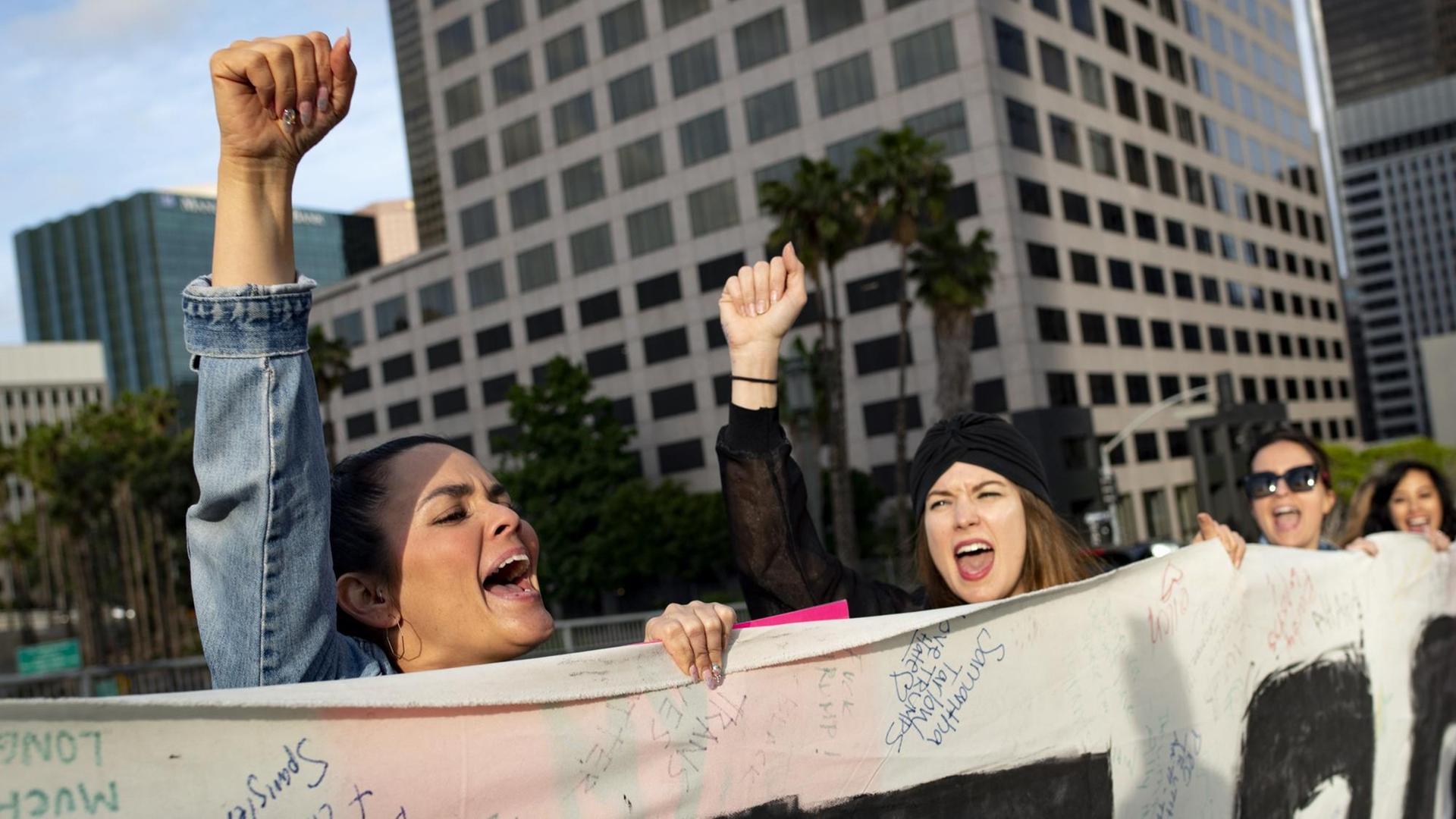 Frauen protestieren in Los Angeles gegen Einschränkungen der Abtreibungen, nachdem Alabama die restriktivsten Abtreibungsverbote in den USA verabschiedet hatte. Frauen protestieren in Los Angeles gegen Einschränkungen der Abtreibungen, nachdem Alabama die restriktivsten Abtreibungsverbote in den USA verabschiedet hatte.