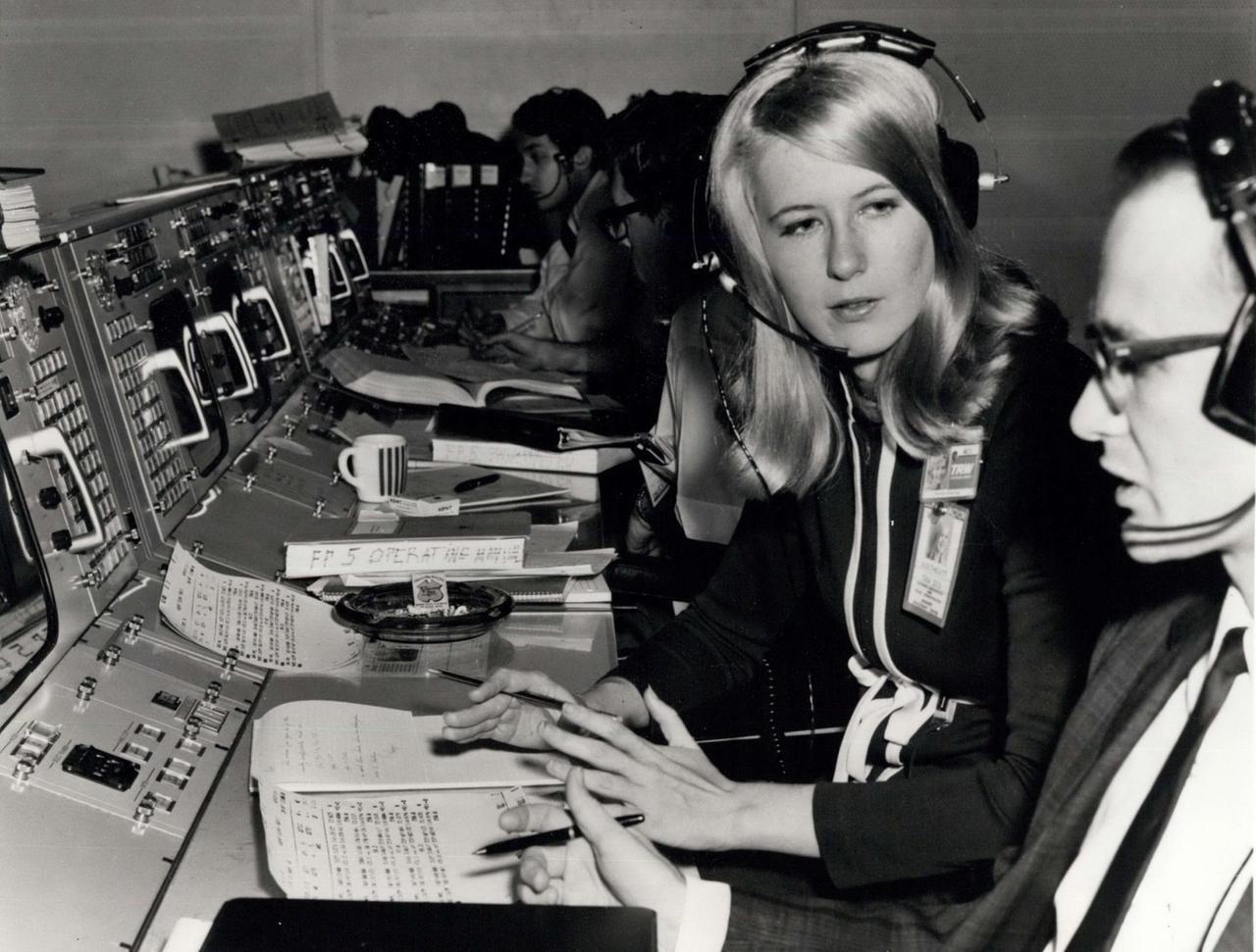 Die Mathematikerin Poppy Northcutt 1968  im NASA-Kontrollzentrum in Housten - historisches Schwarz-weiß-Foto.