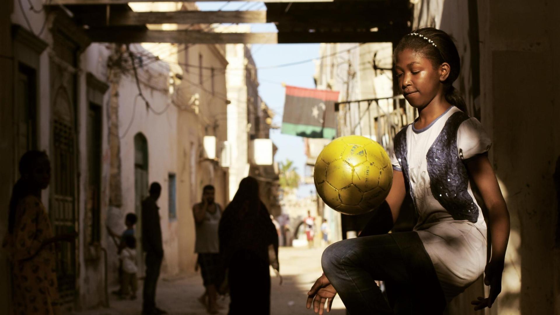Ausschnitt aus dem Film Freedom Fields: ein Mädchen spielt mit einem Fußball
