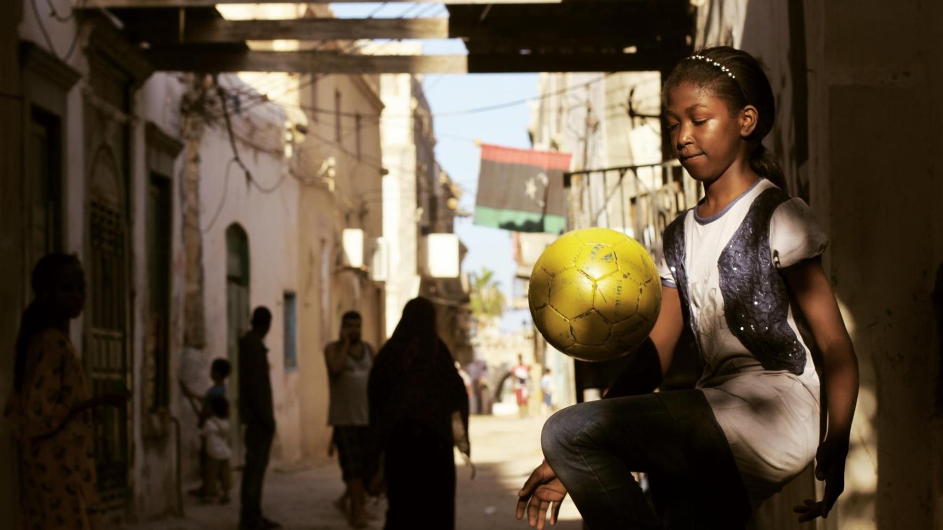 Ausschnitt aus dem Film Freedom Fields: ein Mädchen spielt mit einem Fußball Ausschnitt aus dem Film Freedom Fields: ein Mädchen spielt mit einem Fußball