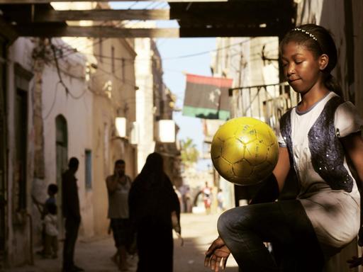Ausschnitt aus dem Film Freedom Fields: ein Mädchen spielt mit einem Fußball
