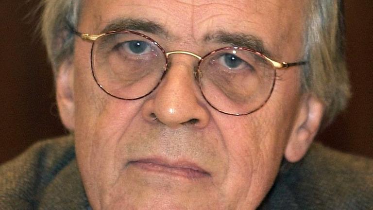 Der Frankfurter Anglistikprofessor Klaus Reichert am 25.10.2002 bei einer Pressekonferenz in Darmstadt. Der Frankfurter Anglistikprofessor Klaus Reichert am 25.10.2002 bei einer Pressekonferenz in Darmstadt.