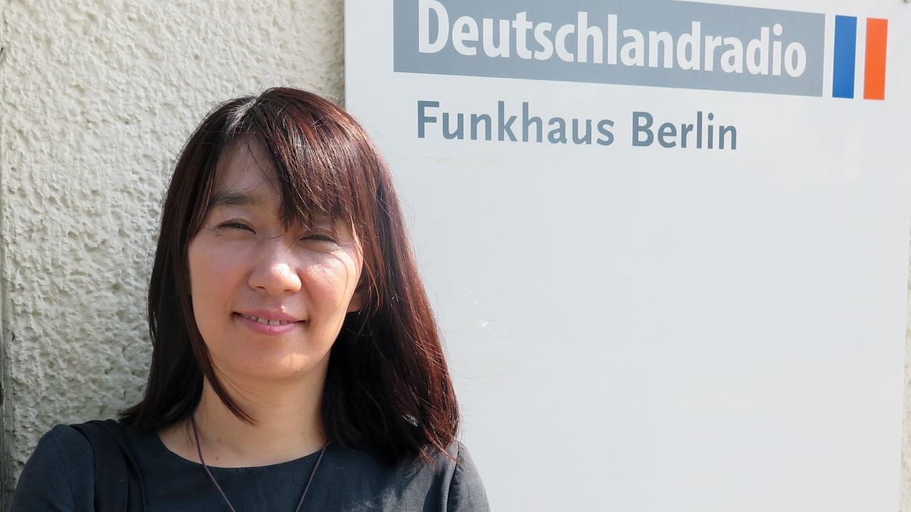 Die südkoreanische Autorin Han Kang vor dem Funkhaus von Deutschlandradio Kultur Die südkoreanische Autorin Han Kang vor dem Funkhaus von Deutschlandradio Kultur