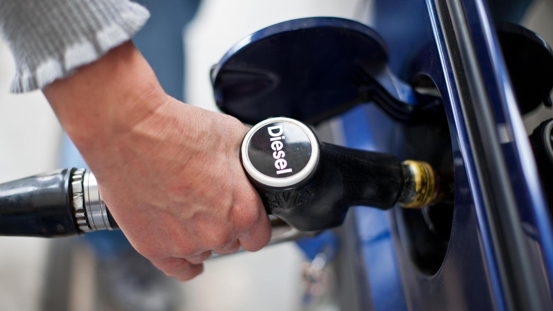 Eine Frau betankt in Wicklesgreuth (Mittelfranken) an einer freien Tankstelle ihren Diesel-Pkw. Eine Frau betankt in Wicklesgreuth (Mittelfranken) an einer freien Tankstelle ihren Diesel-Pkw.