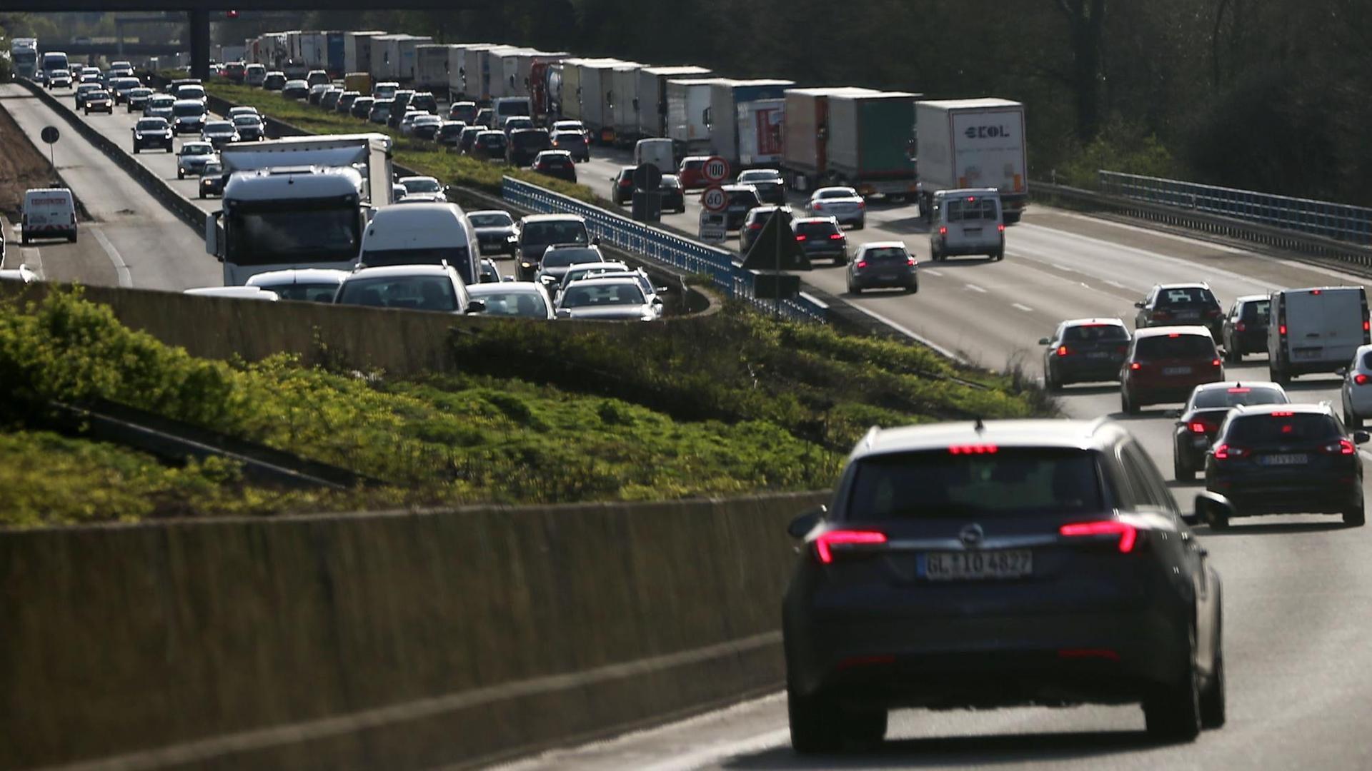 Kraftfahrzeuge stehen am 30.03.2017 in der Nähe von Wermelskirchen (Nordrhein-Westfalen) auf der A1 vor der Leverkusener Rheinbrücke im Stau. Die Brücke ist für den LKW Verkehr gesperrt. Kraftfahrzeuge stehen am 30.03.2017 in der Nähe von Wermelskirchen (Nordrhein-Westfalen) auf der A1 vor der Leverkusener Rheinbrücke im Stau. Die Brücke ist für den LKW Verkehr gesperrt.