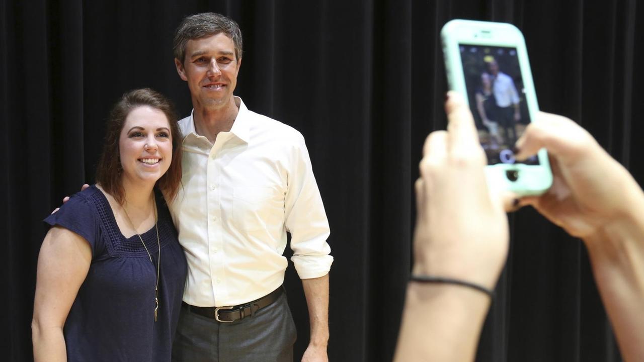Senatskandidat Beto O'Rourke lässt sich zusammen mit einer Unterstützin seiner Wahlkampagne fotografieren. Senatskandidat Beto O'Rourke lässt sich zusammen mit einer Unterstützin seiner Wahlkampagne fotografieren.