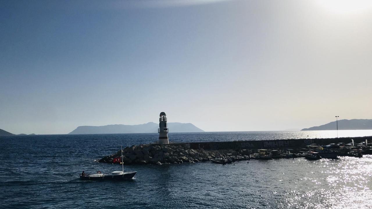 Der Leuchtturm im Hafen von Kas mit Kastelórizo im Hintergrund.