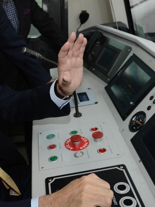 Der damalige türkische Ministerpräsident Recep Tayyip Erdogan bei einer Testfahrt der U-Bahn von Istanbul