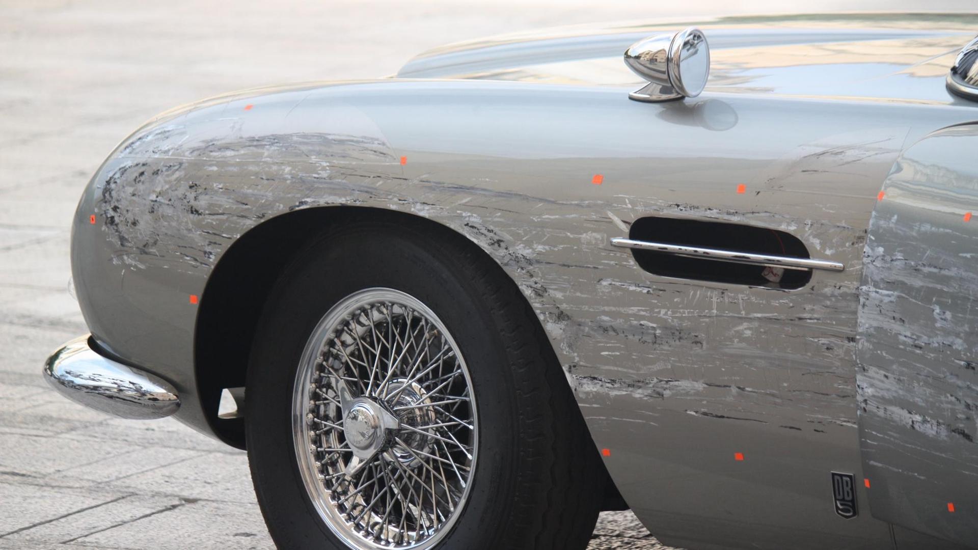 Simulierte Kratzer auf dem Filmauto Aston Martin DB5 aus dem James Bond-Film "No time to die" Simulierte Kratzer auf dem Filmauto Aston Martin DB5 aus dem James Bond-Film "No time to die"