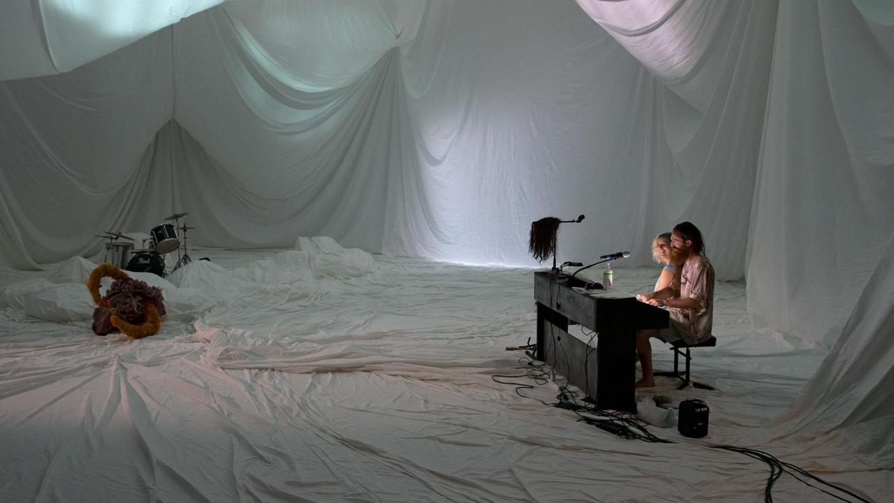 Die Schaupieler Maja Beckmann und Johannes Rieder auf der Bühne in Zürich. Die Schaupieler Maja Beckmann und Johannes Rieder auf der Bühne in Zürich.