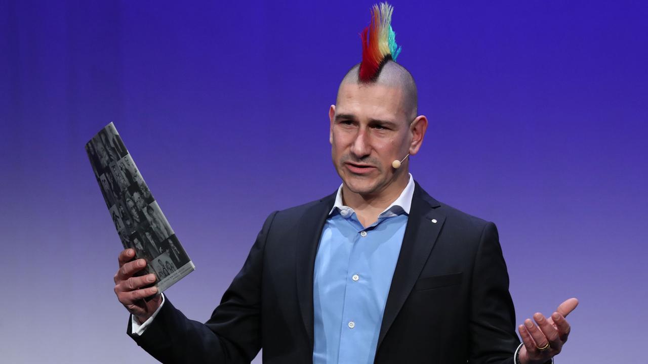 Der Schweizer Kabarettist Andreas Thiel moderiert am 14.01.2017 die Verleihung des Deutschen Kabarett-Preises in der Tafelhalle in Nürnberg (Bayern). Foto: Daniel Karmann/dpa Der Schweizer Kabarettist Andreas Thiel moderiert am 14.01.2017 die Verleihung des Deutschen Kabarett-Preises in der Tafelhalle in Nürnberg (Bayern). Foto: Daniel Karmann/dpa